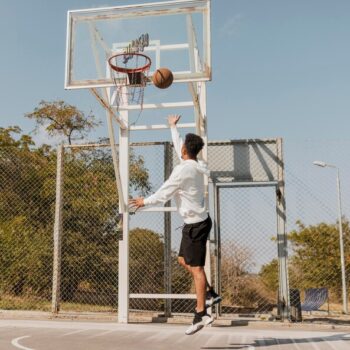 Quelles règles basket facilitent-elles le jeu rapide et dynamique ?